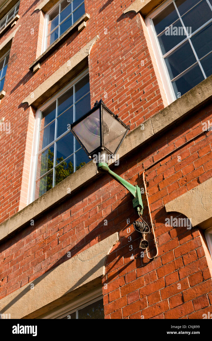 La vecchia strada lampada lanterna o su una parete in Lace Market, Nottingham, Inghilterra, Regno Unito Foto Stock