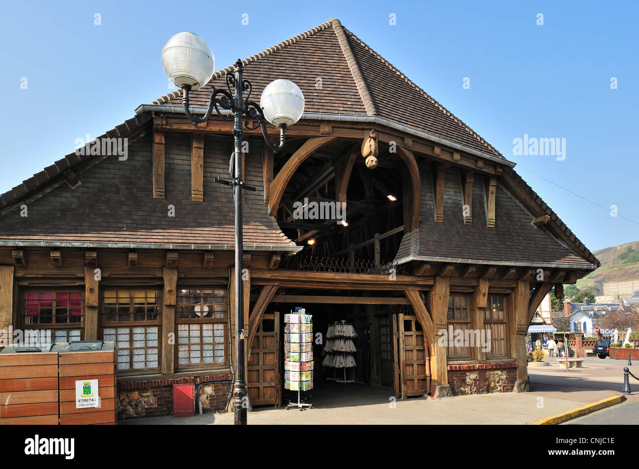 Il vecchio legno-frame market hall a Etretat, Côte d'Albâtre, Alta Normandia, Francia Foto Stock