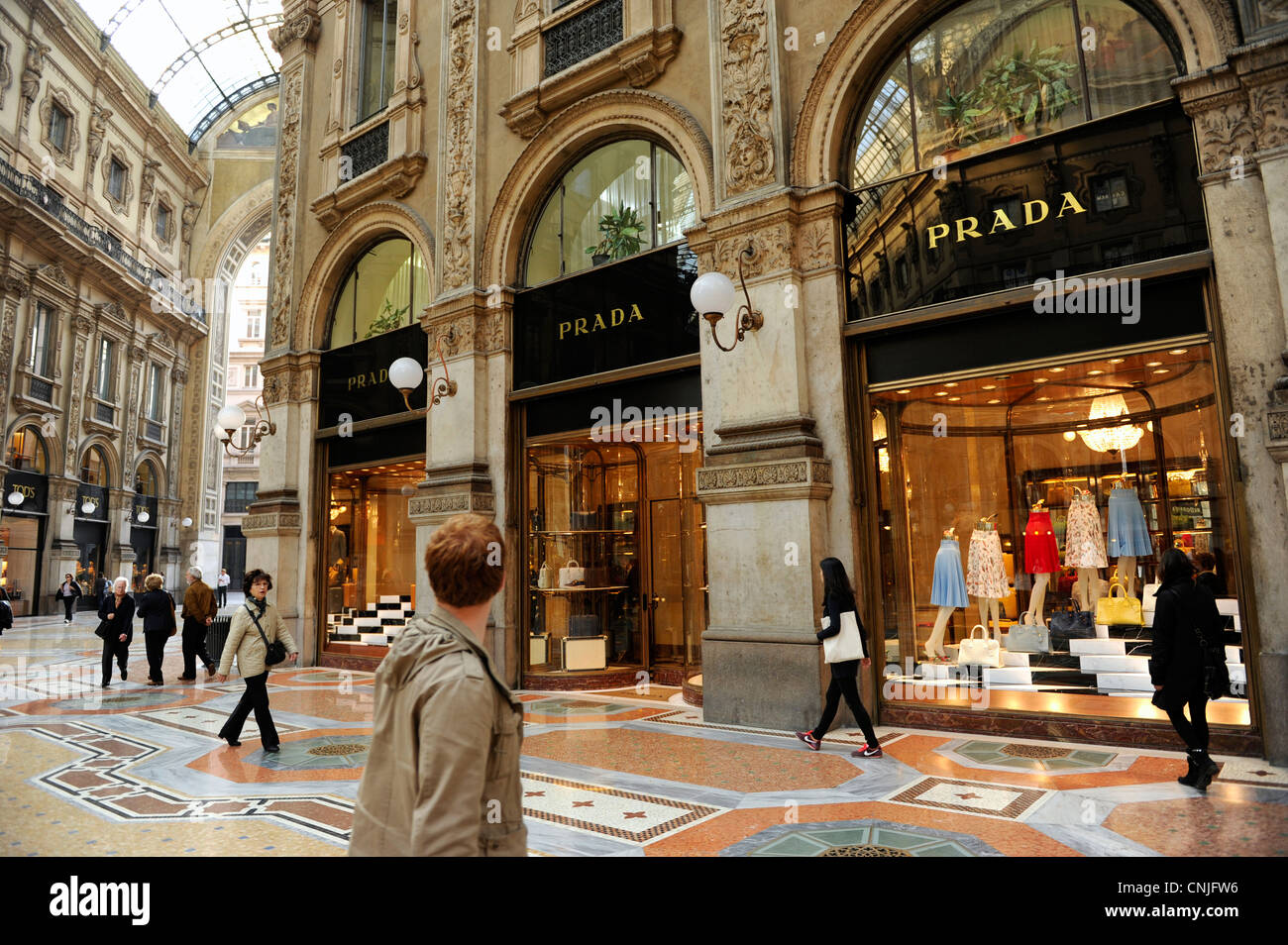 Negozio di Prada. Galleria Vittorio Emanuele II. Milano, Italia Foto stock  - Alamy