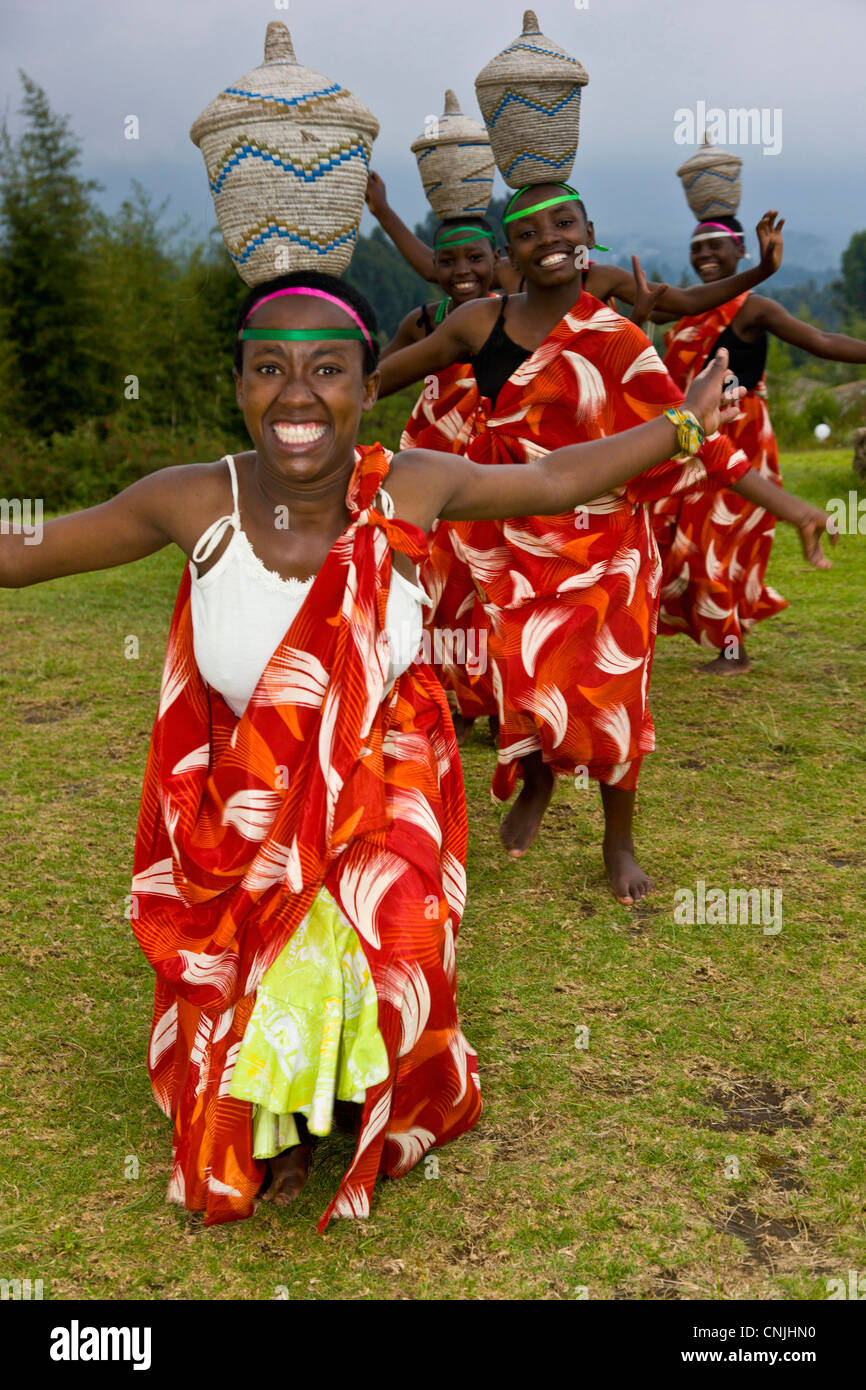 L'Africa. Il Ruanda. Tradizionale giovani ballerini Hutu presso il Gorilla di Montagna View Lodge vicino a Ruhengeri e vulcani NP. (MR) Foto Stock