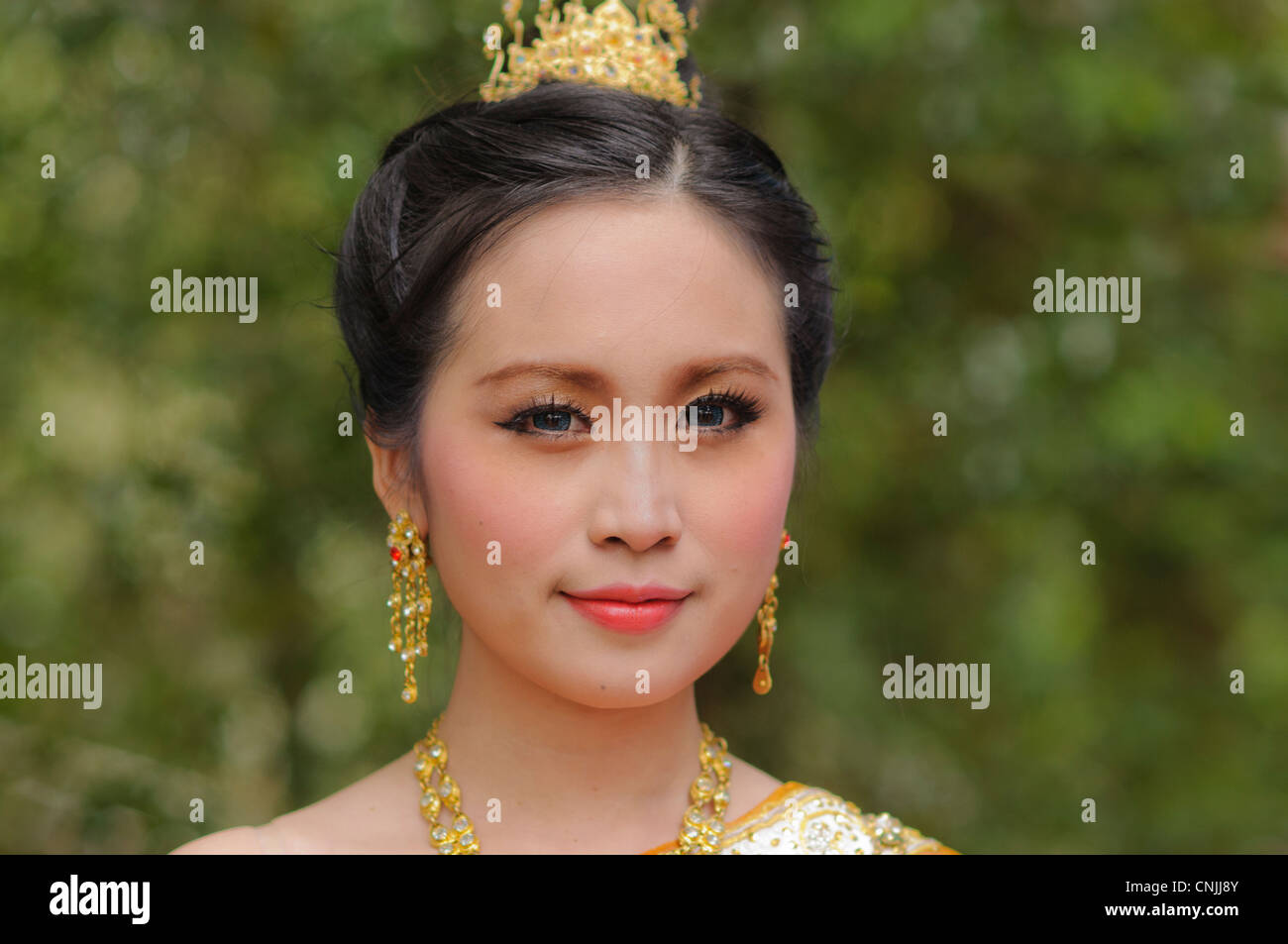 Songkran, Tailandese Anno nuovo, un concorrente di Miss Songkran concorso di bellezza in posa per una foto Foto Stock