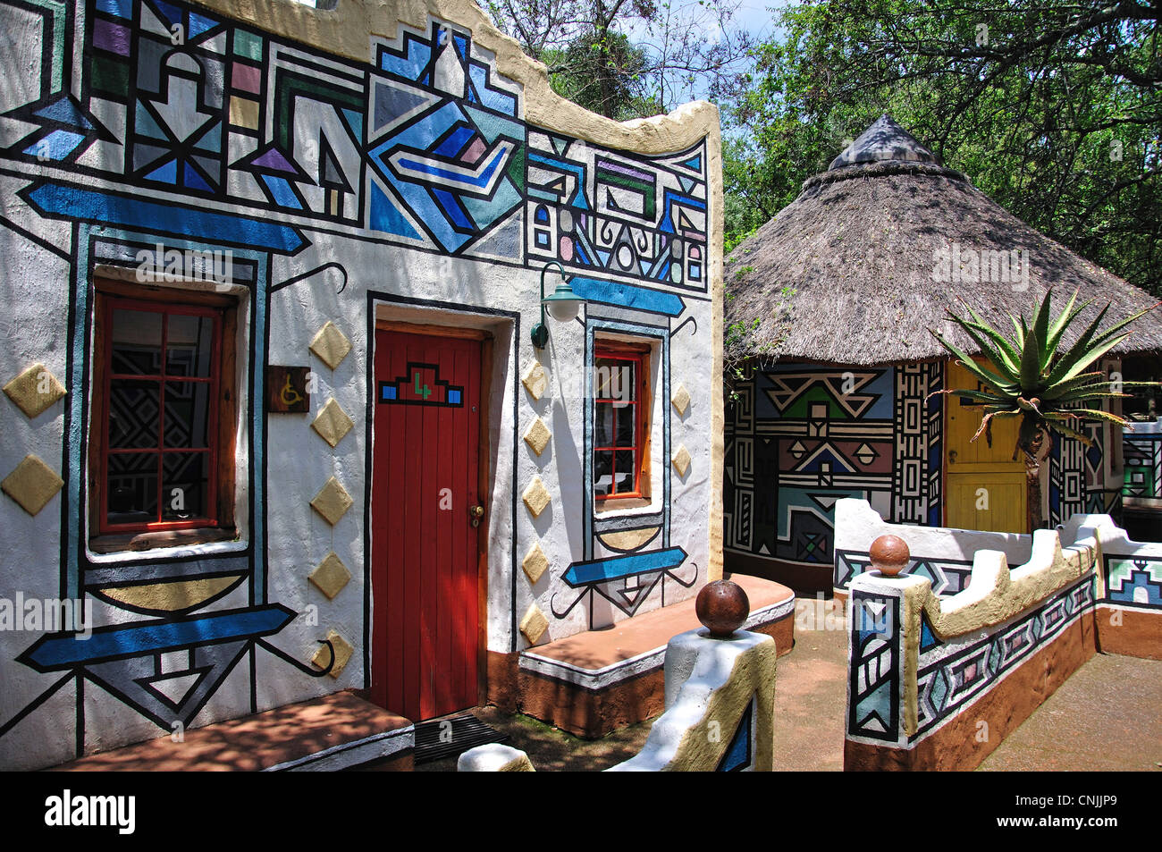 Ndebele colorate abitazioni, Lesedi African Villaggio Culturale, Broederstroom, Johannesburg Gauteng, Repubblica del Sud Africa Foto Stock