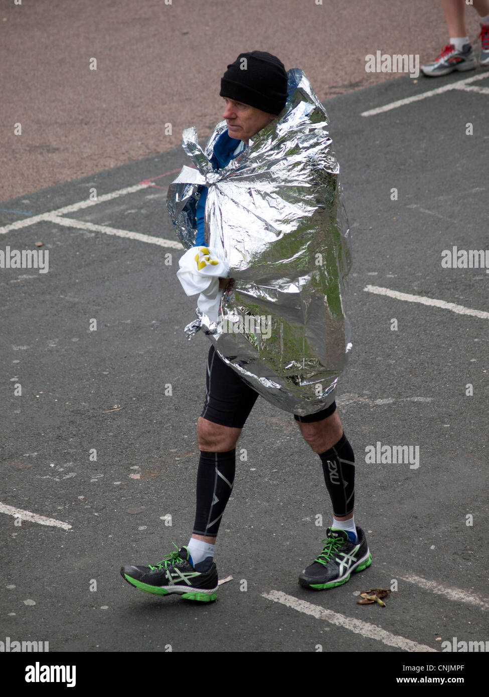Un runner avvolto in un foglio di copertura Foto stock - Alamy