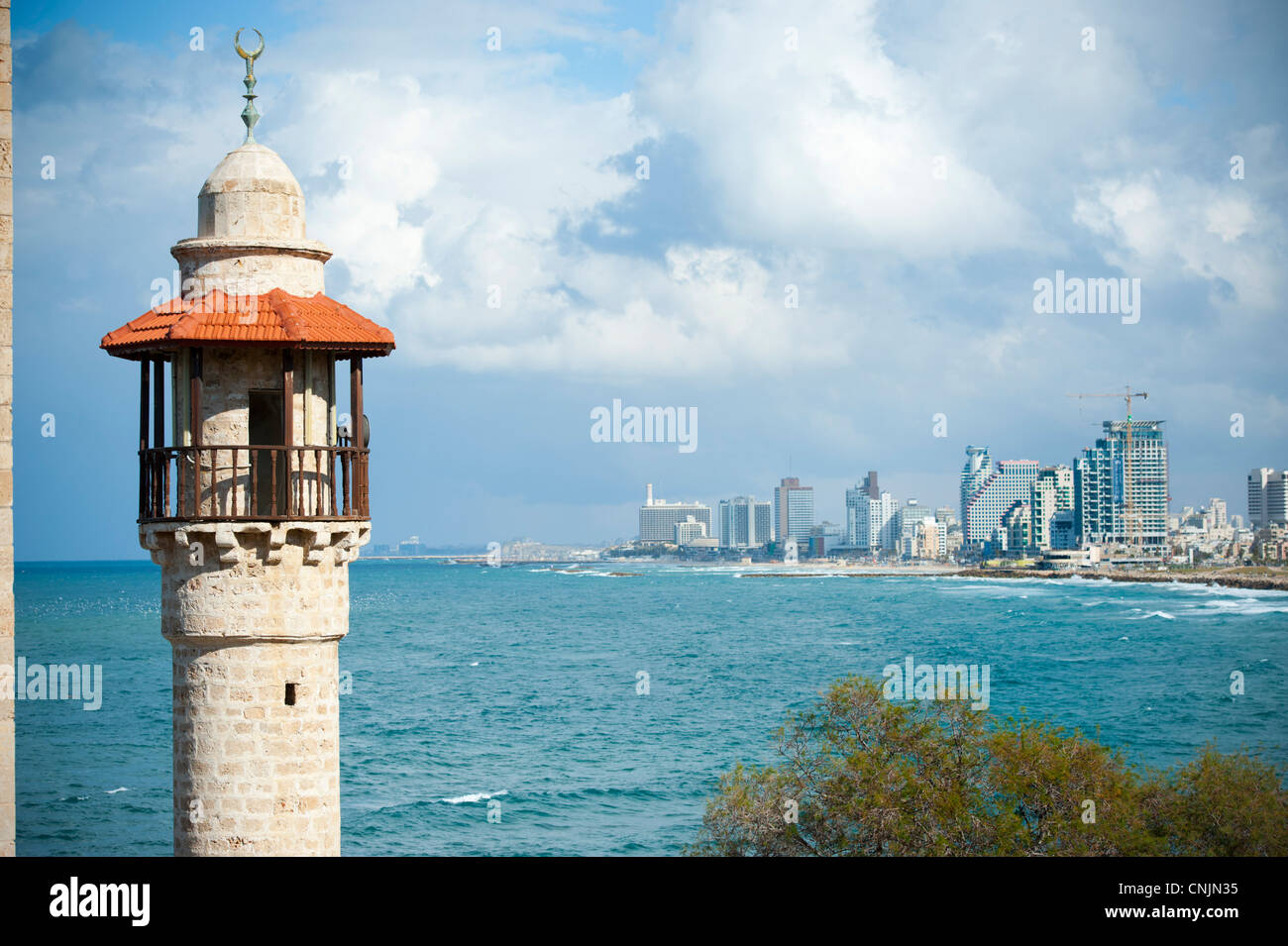 Medio Oriente Israele Tel Aviv vecchia moschea mineret in Jaffa si affaccia la nuova città sul mare Mediterraneo Foto Stock