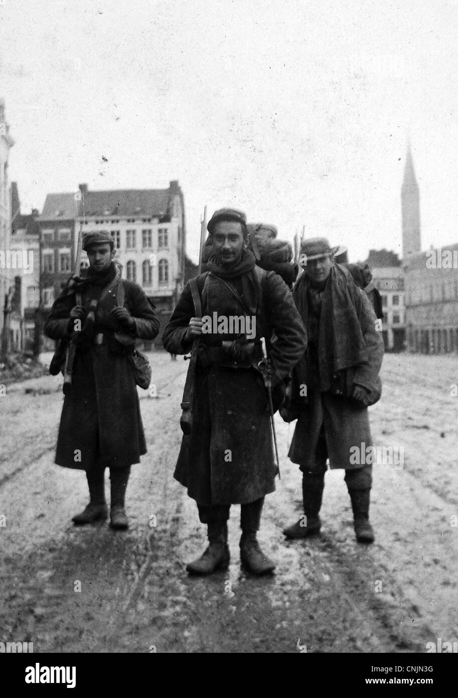 Soldati francesi nella città di Ypres, Belgio, durante il 1914. Foto Stock