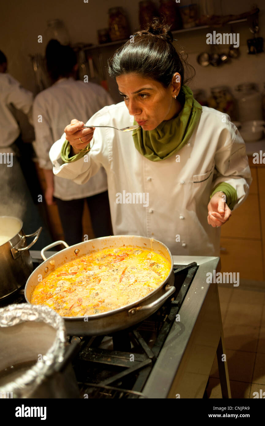 Medio Oriente Israele Gerusalemme lezioni di cucina con lo chef Tali Friedman - Tali test di assaggiare il cibo Foto Stock