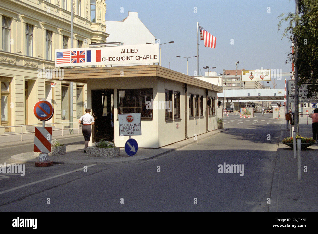 Il Checkpoint Charlie in Friedrichstrasse - muro di Berlino 1989 Foto stock  - Alamy