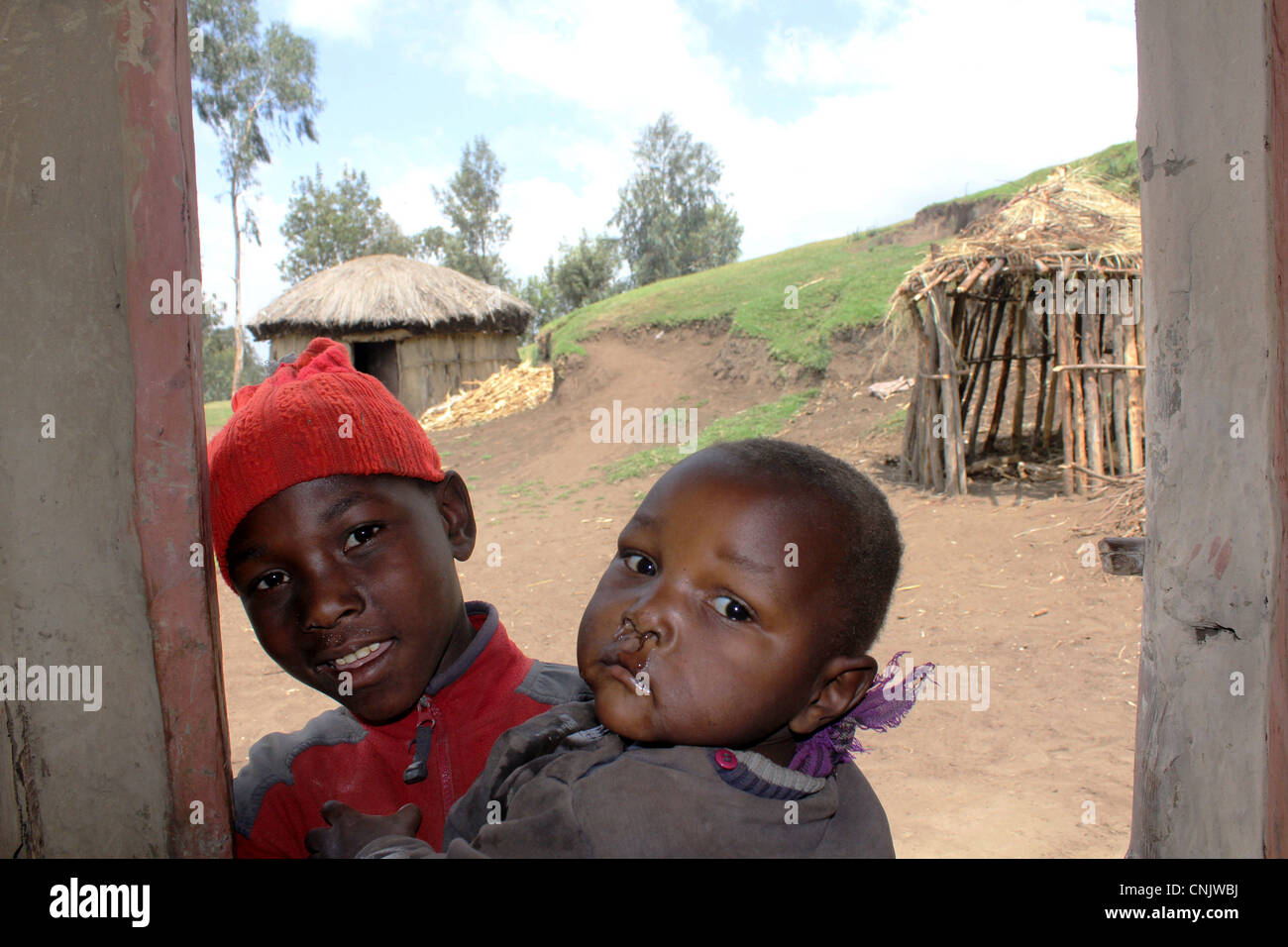 I bambini dal villaggio Masai, nei pressi di Arusha, Tanzania Foto Stock