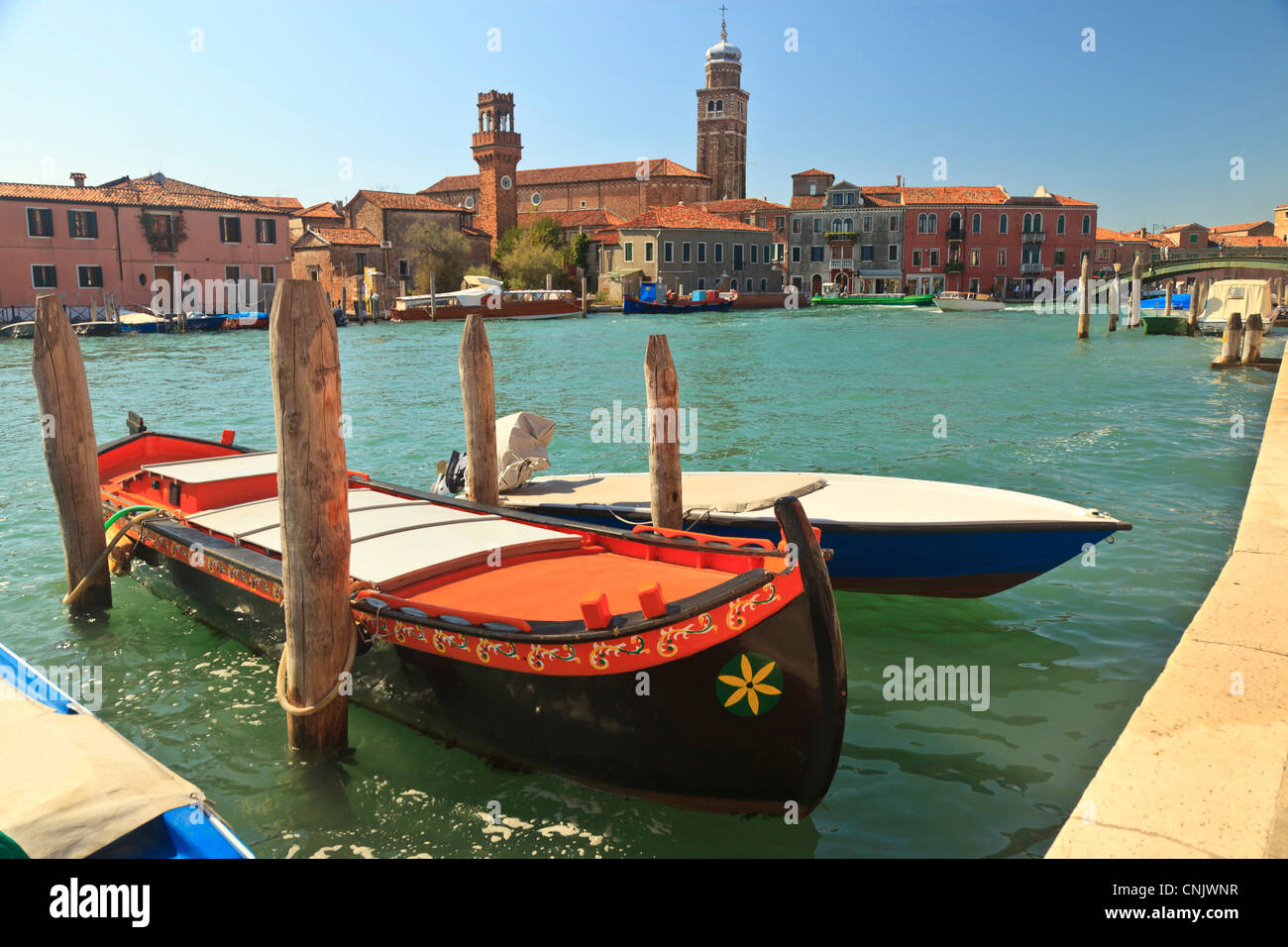 Vista sul lungomare di colorati edifici color pastello, isola di Murano, Tour laguna vicino a Venezia, Italia Foto Stock