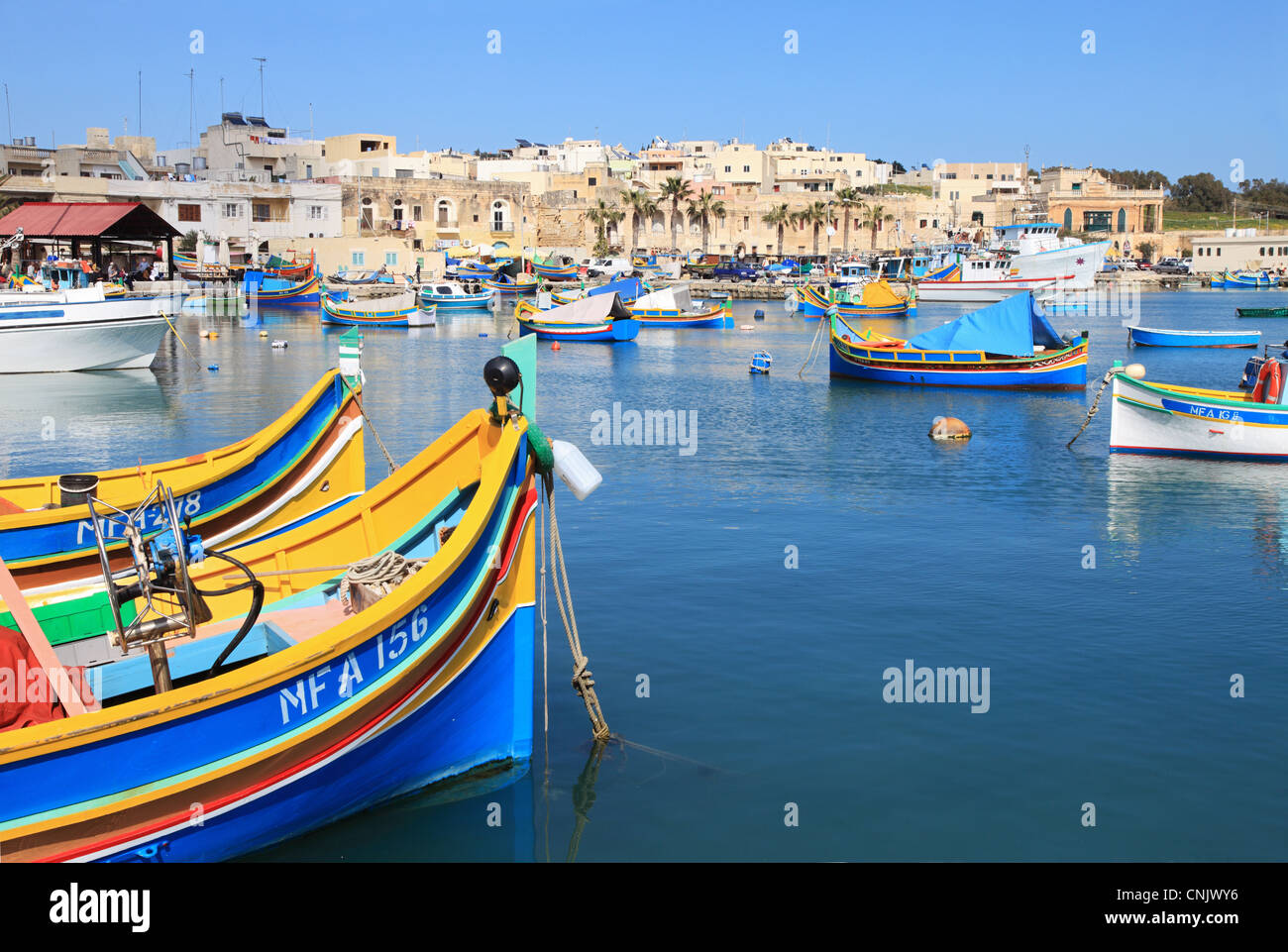 Colorate in legno tradizionali barche da pesca nel porto di Marsaxlokk, Malta, Europa Foto Stock