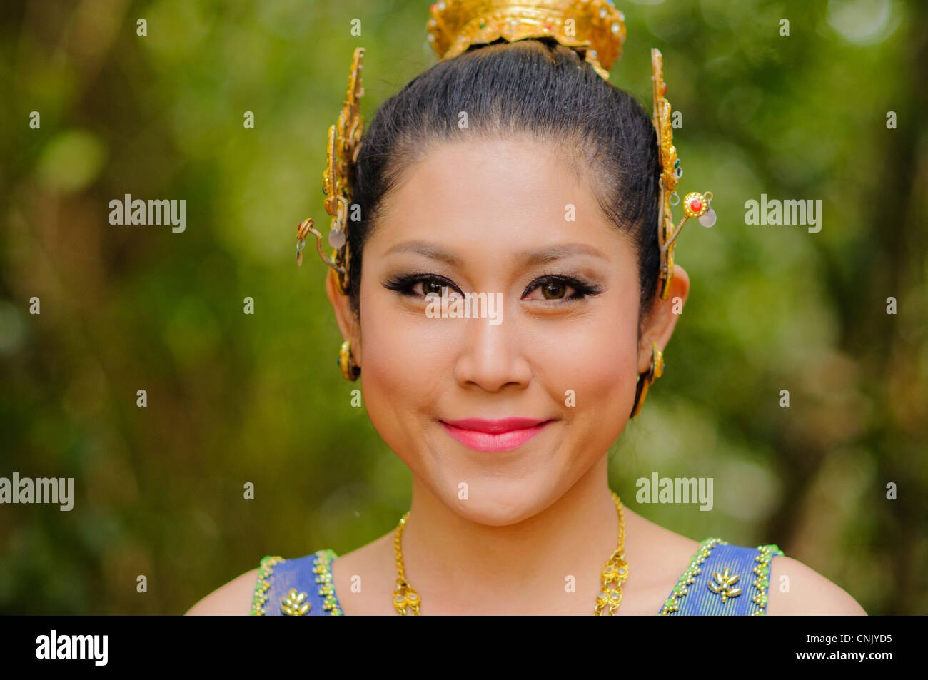 Songkran, Tailandese Anno nuovo, un concorrente di Miss Songkran concorso di bellezza in posa per una foto Foto Stock