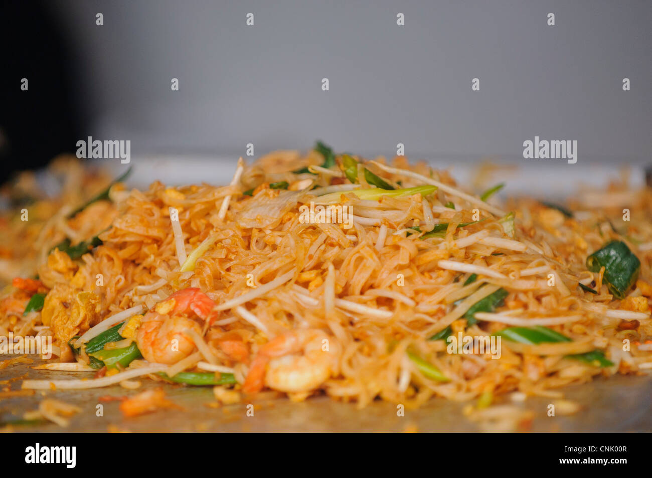 Presso il tempio thailandese di Wat Buddhapadipa per celebrare il Songkran, Tailandese Anno nuovo, tailandese tradizionale cibo è preparato. Foto Stock