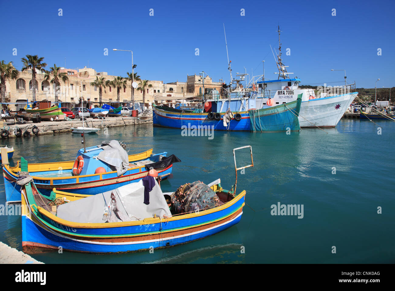 Colorate in legno tradizionali barche da pesca nel porto di Marsaxlokk, Malta, Europa Foto Stock