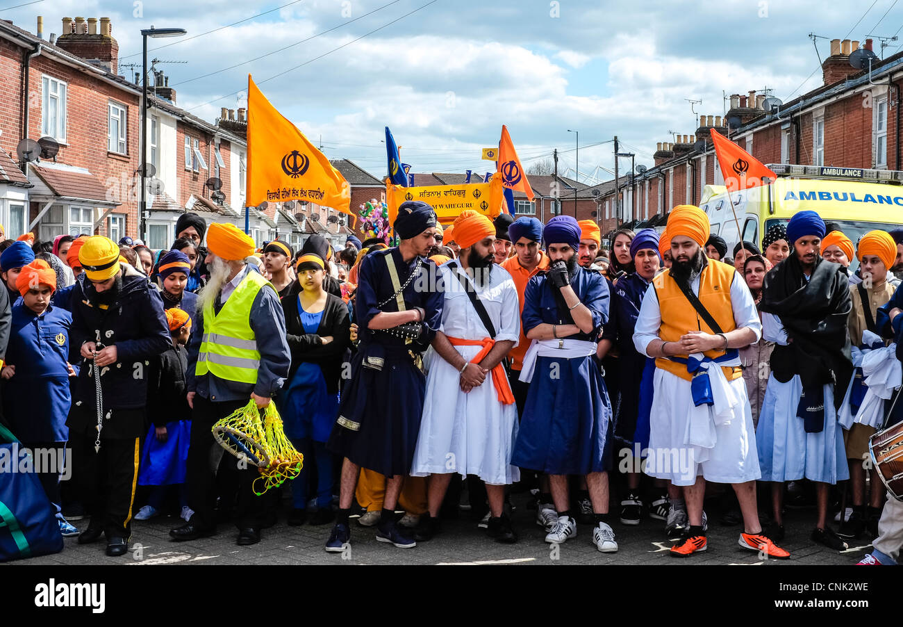 Il Vaisakhi sfilata in attesa di iniziare a Southampton, Inghilterra. Foto Stock