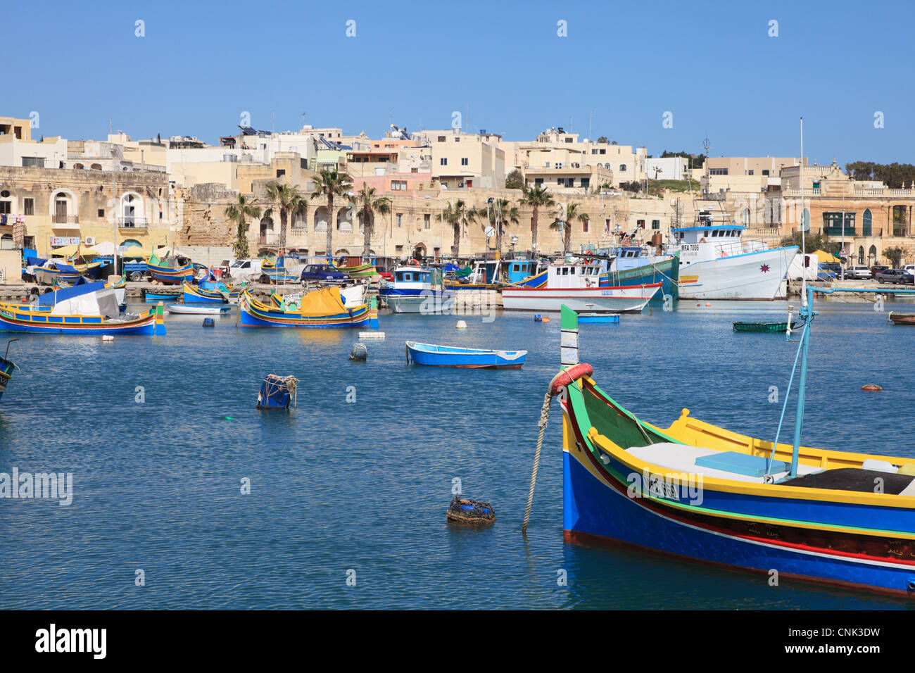 Colorate in legno tradizionali barche da pesca nel porto di Marsaxlokk, Malta, Europa Foto Stock