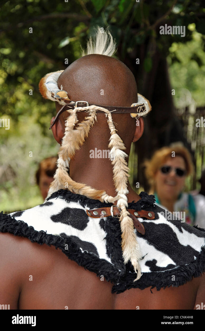 Zulu dell uomo copricapo Lesedi African Villaggio Culturale, Broederstroom, Johannesburg, provincia di Gauteng, Repubblica del Sud Africa Foto Stock