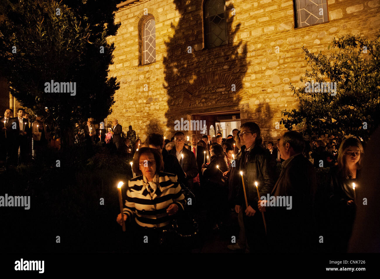 Celebrare la risurrezione di Gesù Cristo in una chiesa ortodossa greca, i credenti Tenere candele con la Santa Luce. Foto Stock