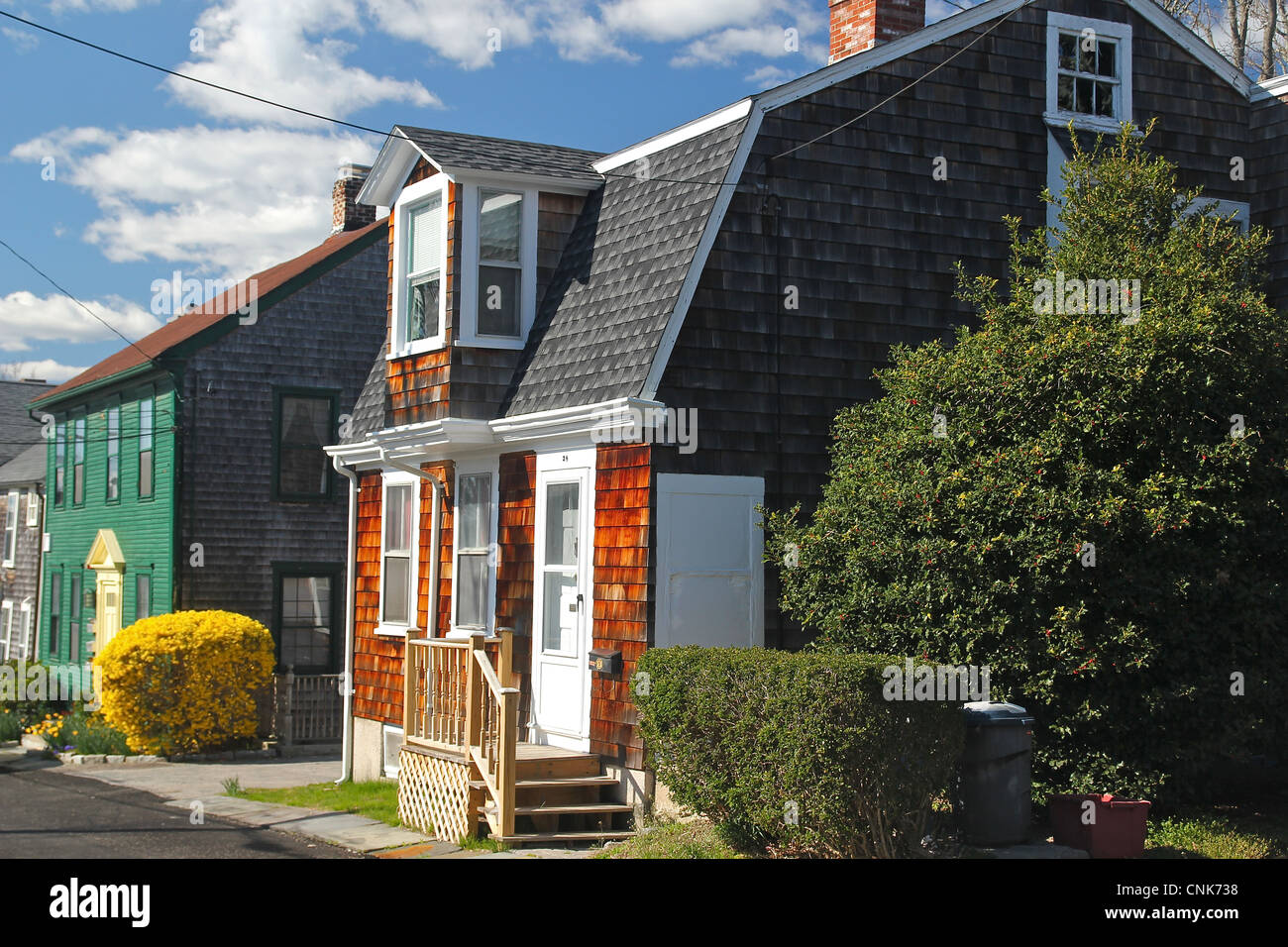 Una vecchia casa incastrata e un verde in stile coloniale casa accanto ad esso, a Newport, Rhode Island Foto Stock
