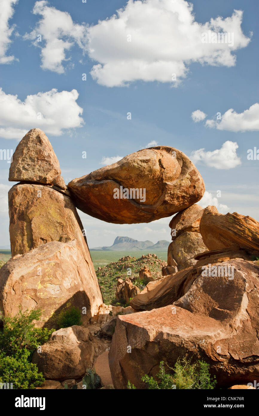 Nord America, USA, Texas, Brewster Co., parco nazionale di Big Bend, Grapevine colline e Rock bilanciata Foto Stock