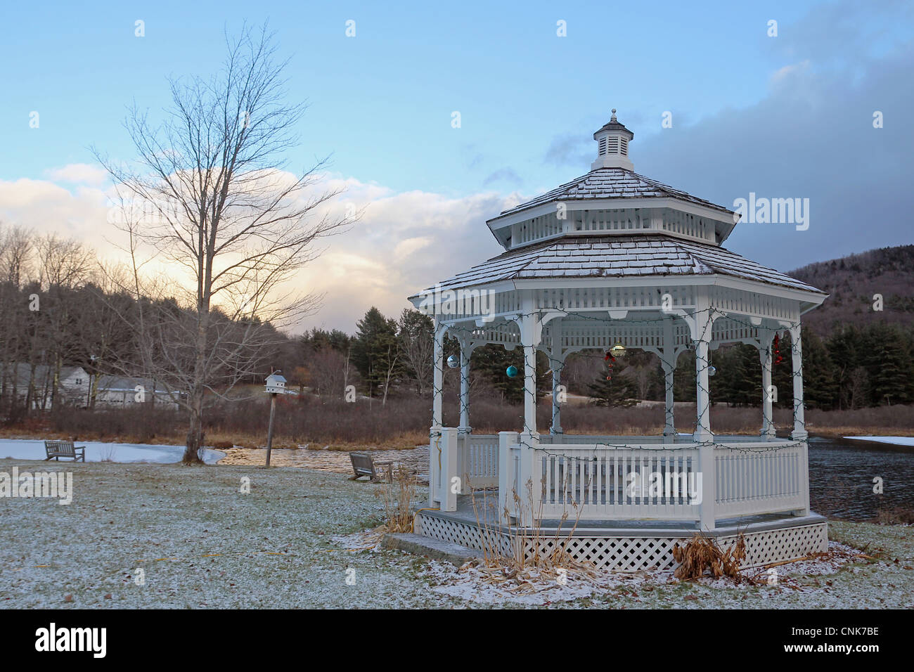 Bandstand decorate con ornamenti Natale, in Rowe, Massachusetts, Stati Uniti Foto Stock