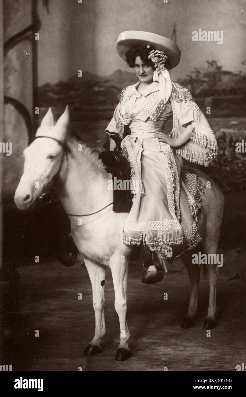 Attrice in costume teatrale sul piccolo cavallo Prop Foto Stock