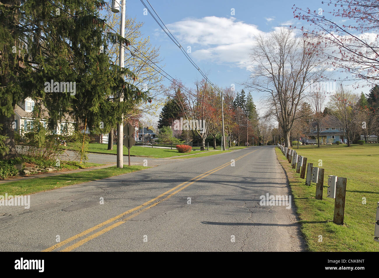 Un sprintime vista di una strada attraverso il Great Barrington, Massachusetts Foto Stock