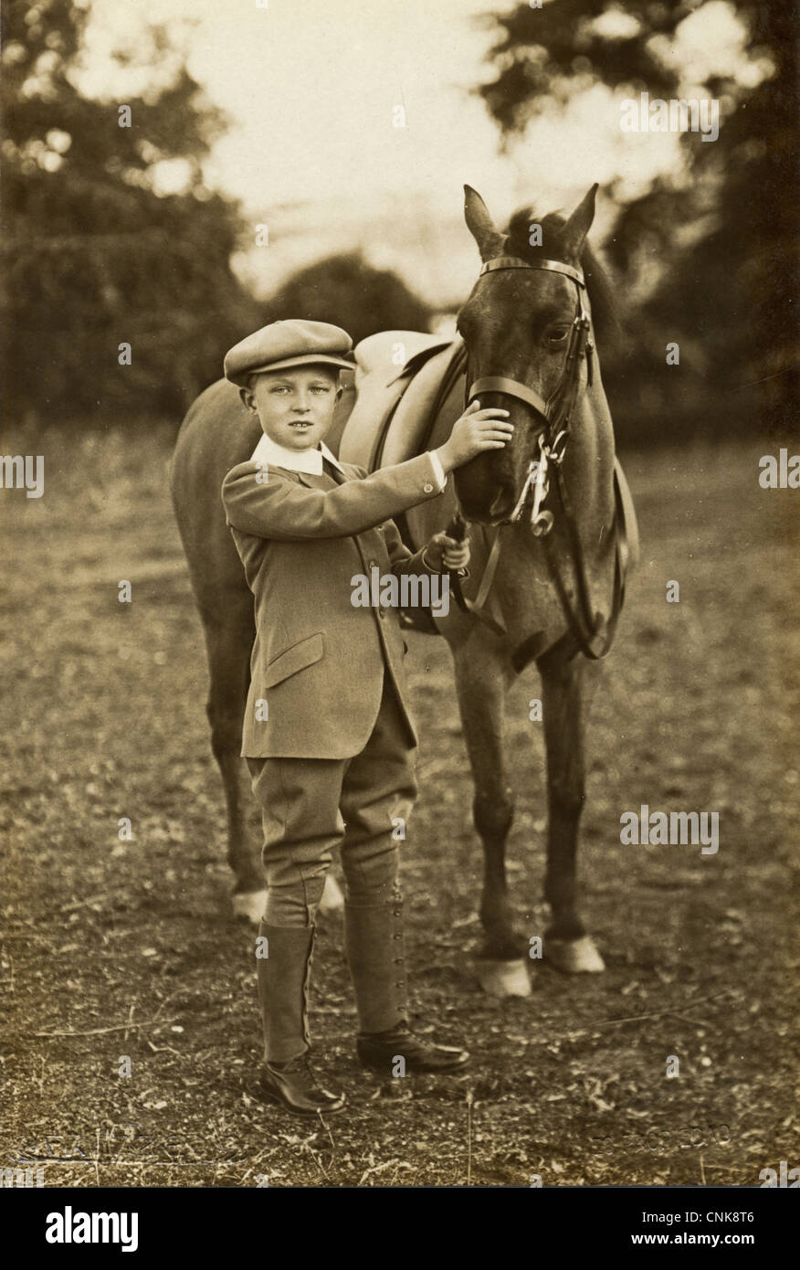 Ricco ragazzino con il suo pony Pet Foto Stock