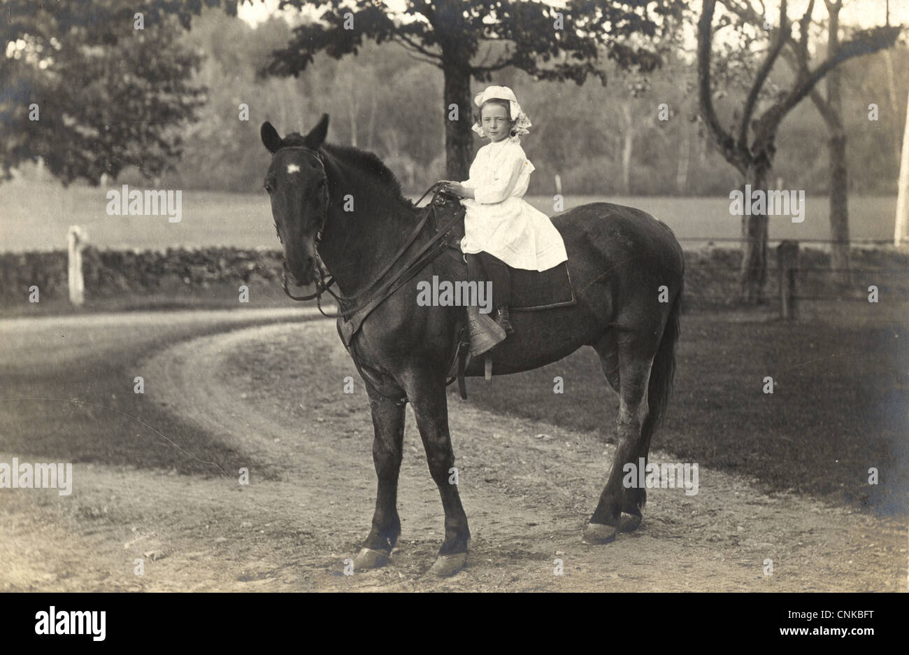 Giovani Sadie Marion in sella alla crocevia Foto Stock