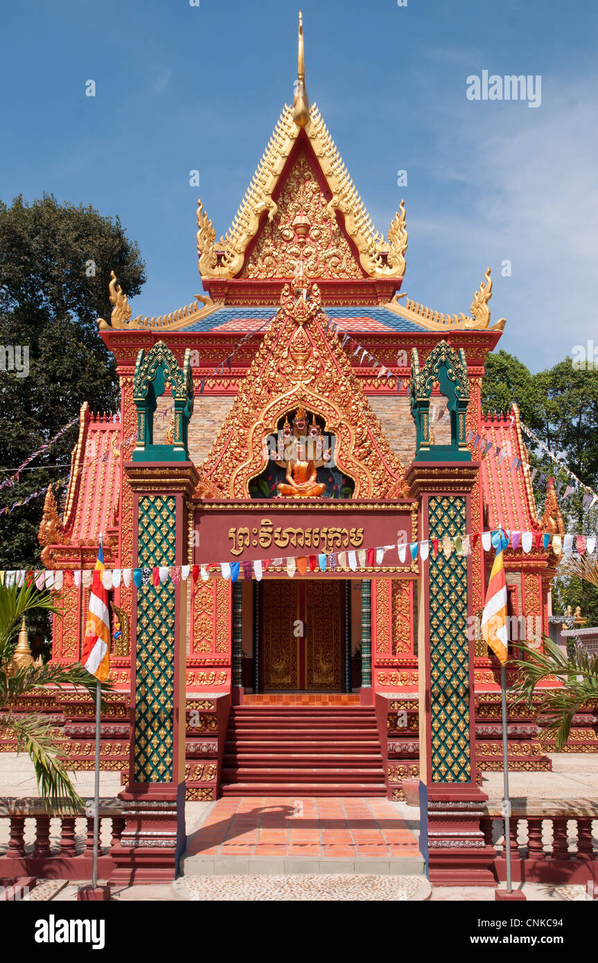 Riccamente ornata edificio del tempio di Wat impostare Tbo nella provincia di Kandal, Cambogia. Foto Stock