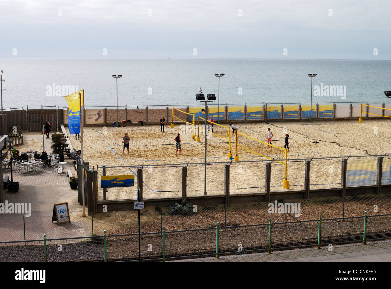 Campo da pallavolo e il cafe sul lungomare di Brighton. East Sussex. Inghilterra Foto Stock