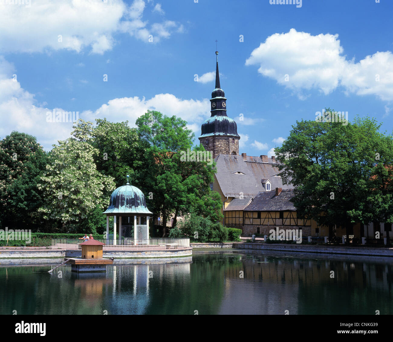 Muehlenteich im Kurpark mit Pavillon und Stadtpfarrkirche in der Goethestadt Bad Lauchstaedt, Sassonia-Anhalt Foto Stock