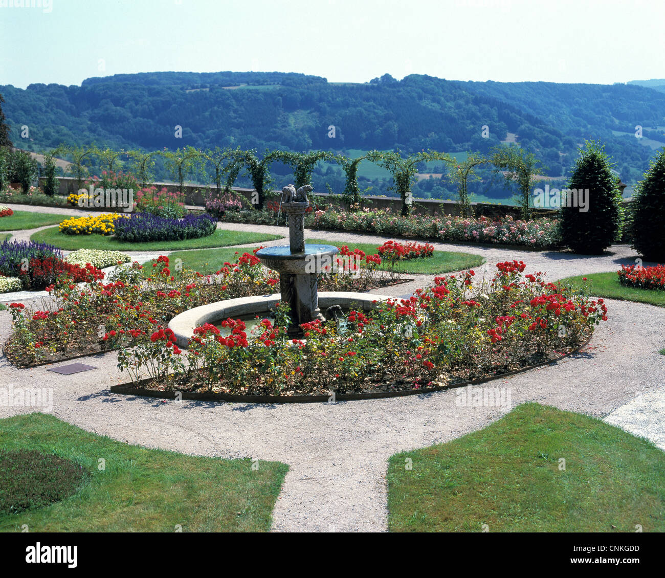 Rosengarten mit Springbrunnen im Schlosspark von Schloss Langenburg, Hohenlohe, Baden-Wuerttemberg Foto Stock