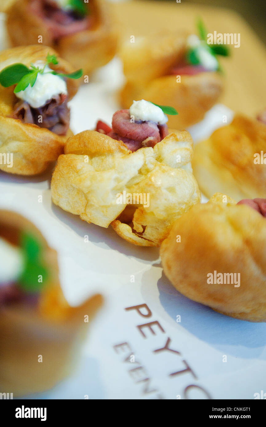 Close-up mozzato il vassoio di antipasti con prodotti di pasticceria Foto Stock