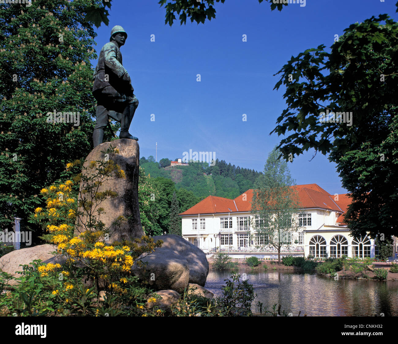 Denkmal fuer den Afrikaforscher Hermann von Wissmann im Kurpark von Bad Lauterberg im Harz, Bassa Sassonia, im Hintergrund das Kurhaus Foto Stock