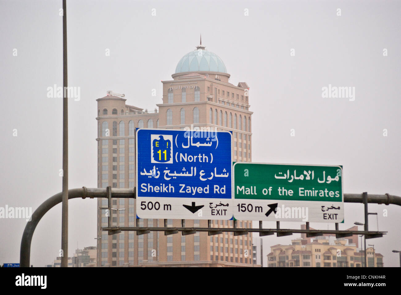 Indicazioni stradali su Umm Suqeim Road, Dubai, Emirati Arabi Uniti Foto Stock