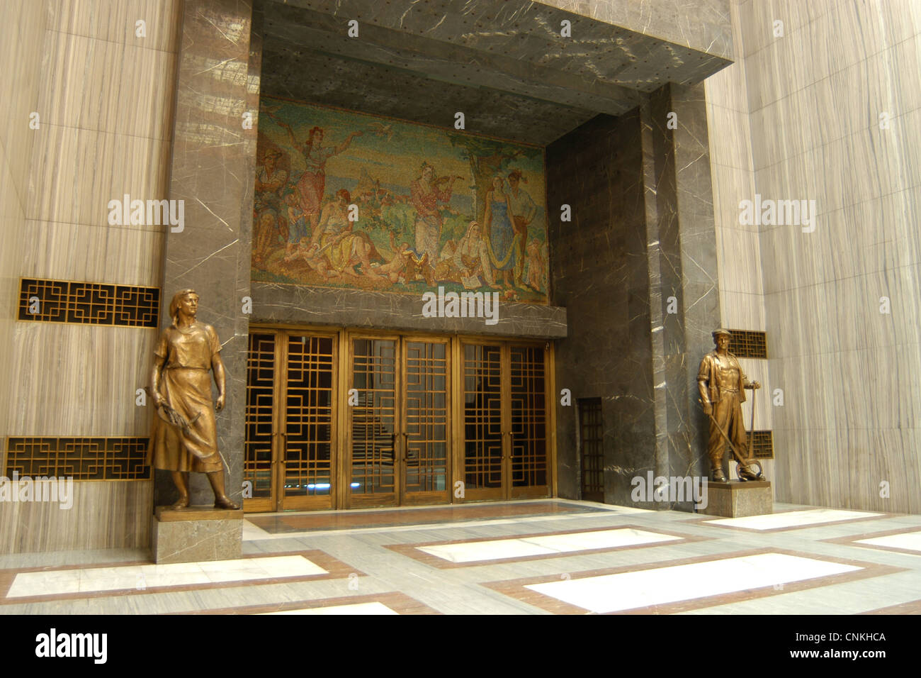 Ingresso principale sala del monumento nazionale di Vitkov a Praga, Repubblica Ceca. Il mosaico 'Song della patria" dal pittore ceco Jakub Obrovsky; la statua di donna contadina da scultore ceca Miloslav Sonka (1958) e la statua di un steelmaker da scultore ceco Jan Lhota (1958) decorate hall di ingresso. Le statue in bronzo sono stati rimossi durante l'ultima ricostruzione. La foto è stata scattata nel settembre 2003 ultima prima della ricostruzione del Monumento Nazionale per il luogo espositivo del Museo Nazionale. Foto Stock