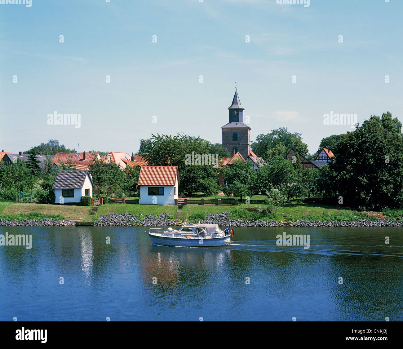 Uferpromenade der Weser mit Kulturzentrum chiesa Martinskirche di Hoya, Niedersachsen, ehemals Evangelische Kirche Foto Stock