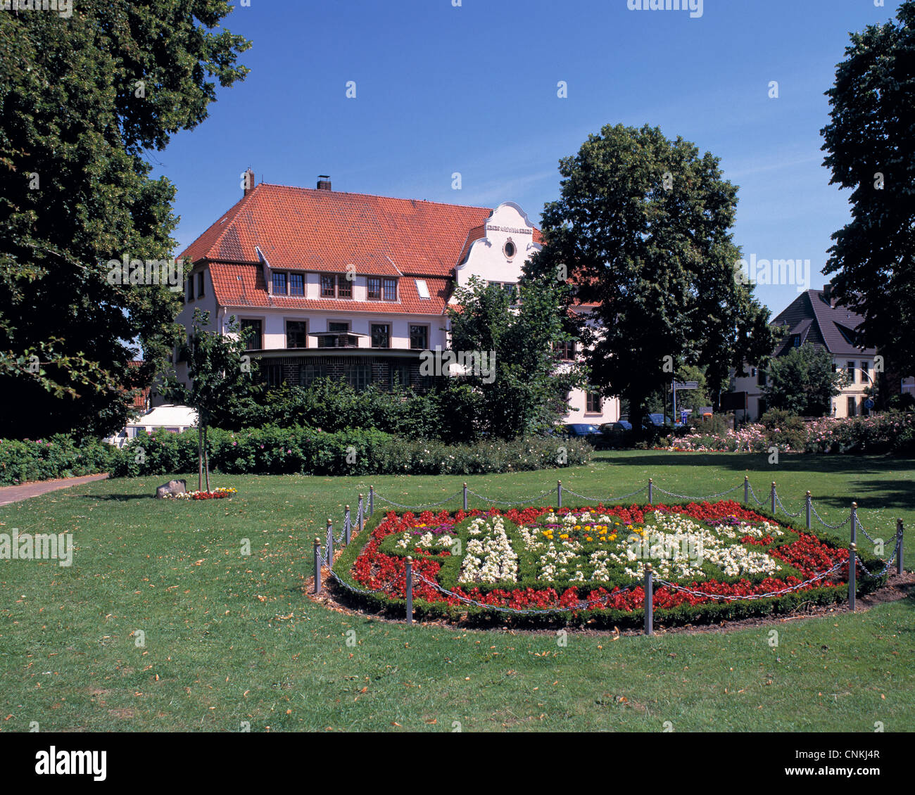 Blick aus einem kleinen Park zum Rathaus von Hoya, Mittelweser, Bassa Sassonia Foto Stock