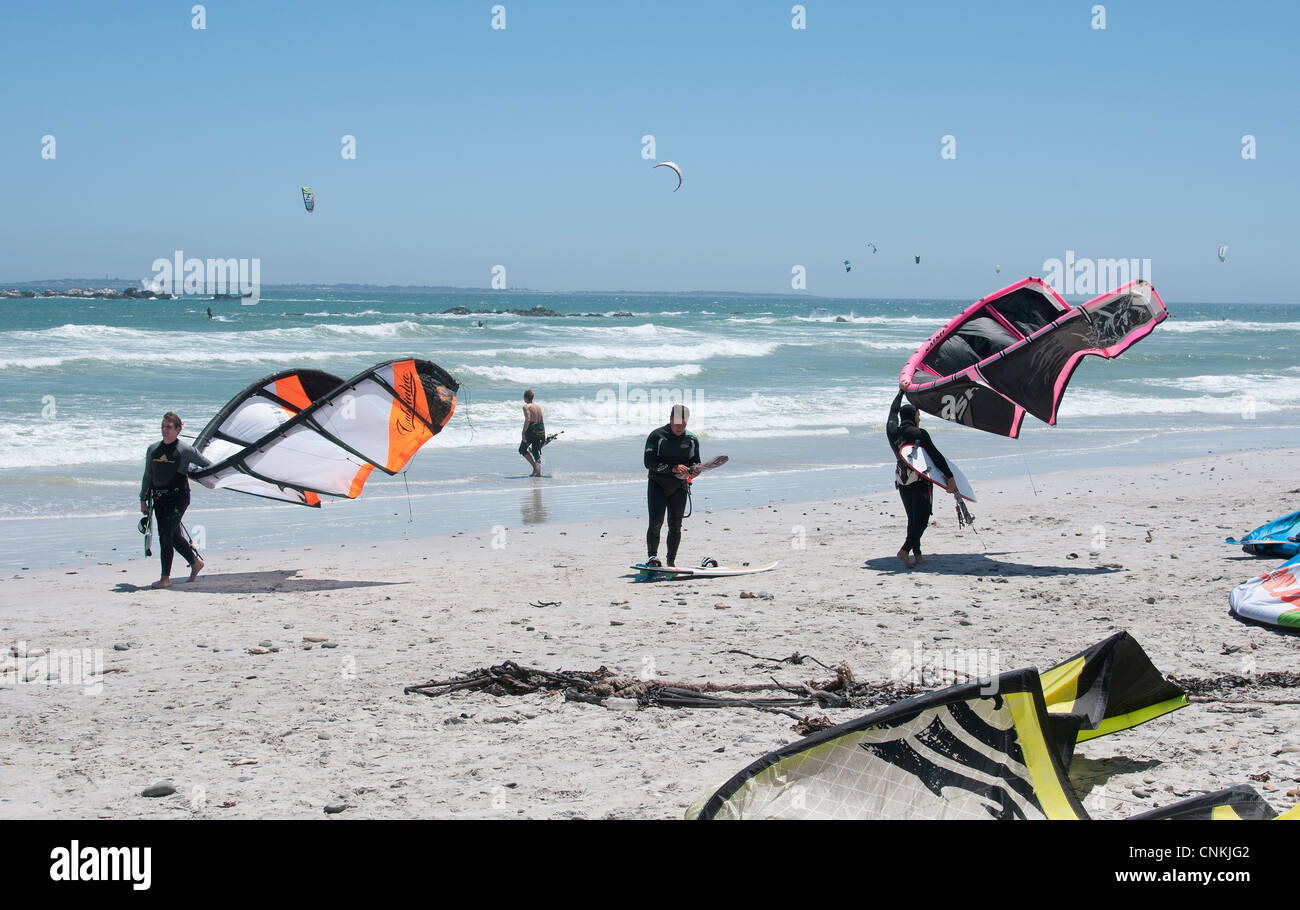 Kite boarder a Bloubergstrand vicino a Città del Capo in Sud Africa Foto Stock