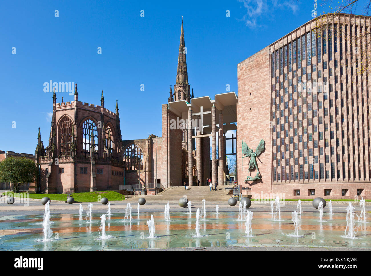 Coventry vecchia cattedrale conchiglia e nuova cattedrale moderna West midlands Inghilterra Regno Unito Europa Foto Stock
