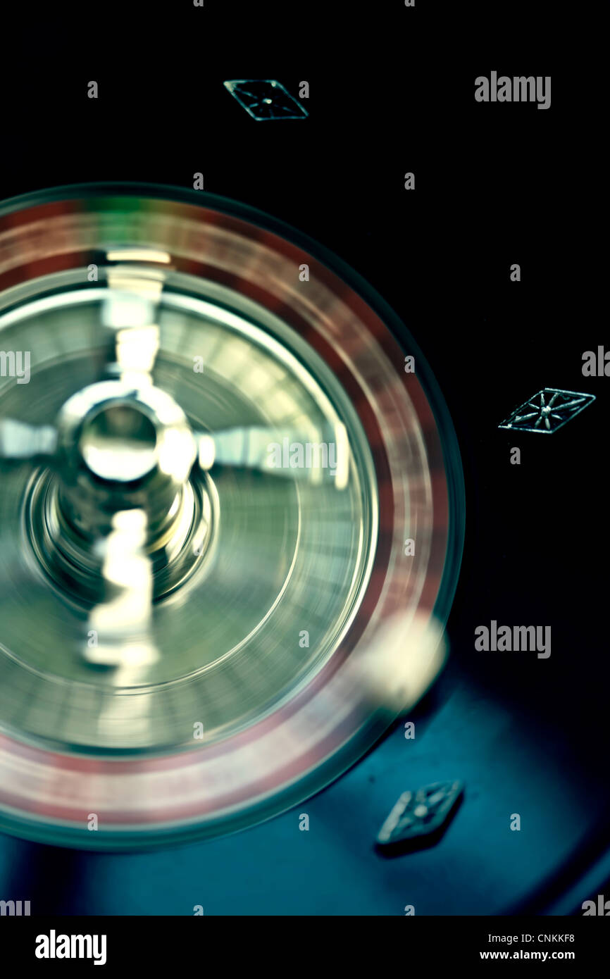 Il gioco della roulette tavolo e chips Foto Stock