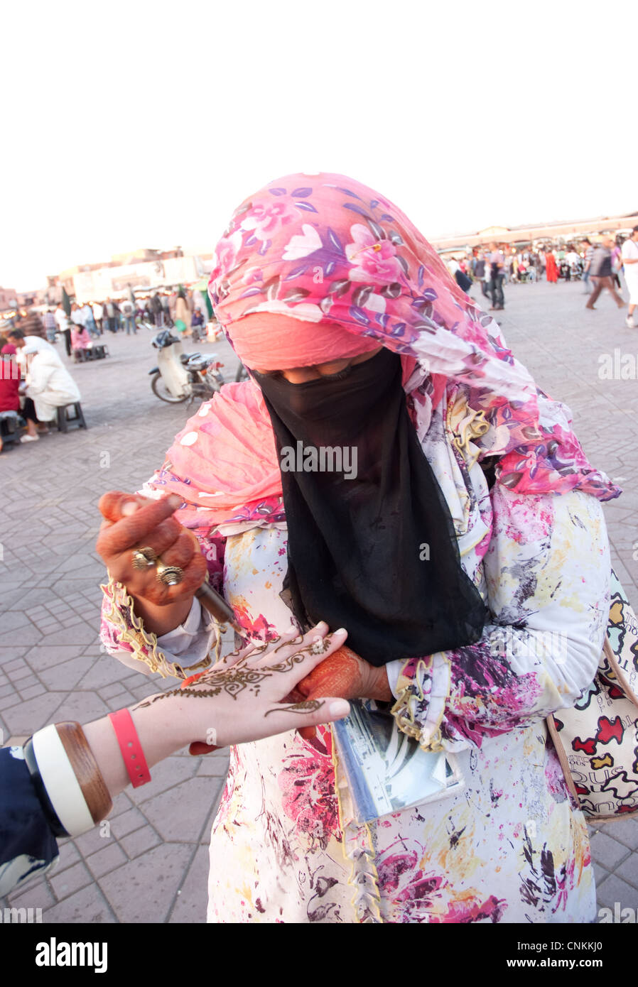 Henna donne tattooist in piazza Jemaa El Fna il cuore palpitante della Medina di Marrakech Foto Stock