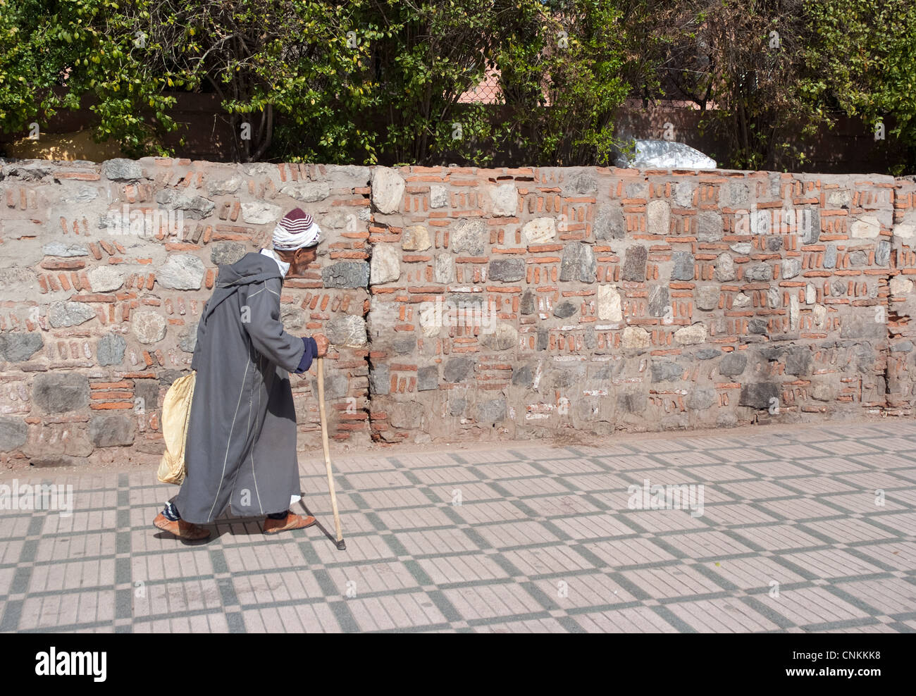 Anziani uomo Marocchino con un bastone da passeggio Foto Stock
