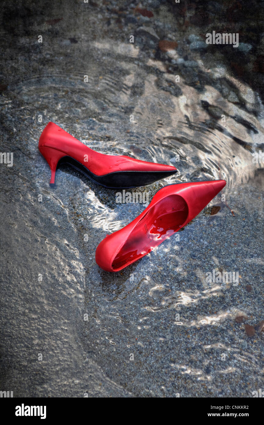 Pompe di scarpe rosse immagini e fotografie stock ad alta risoluzione -  Alamy