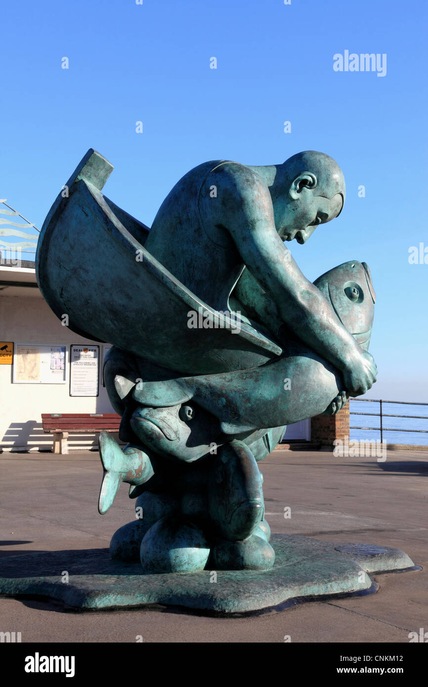 3728. Monumento ai pescatori locali, Pier, trattare, Kent, Inghilterra Foto Stock