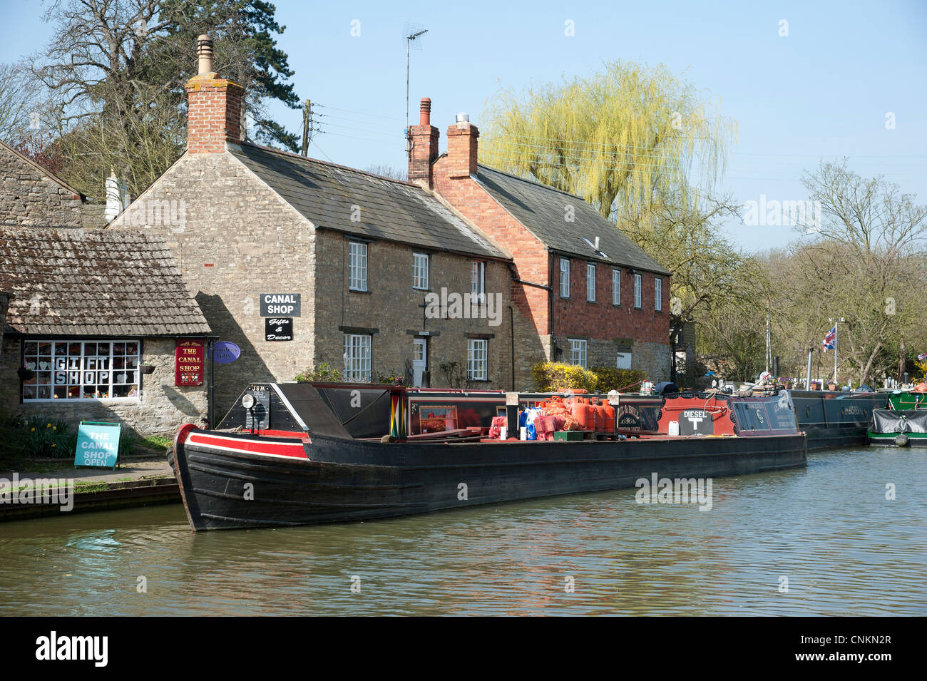 Narrowboat sul Grand Union Canal at Stoke Bruerne Northamptonshire England Regno Unito Foto Stock