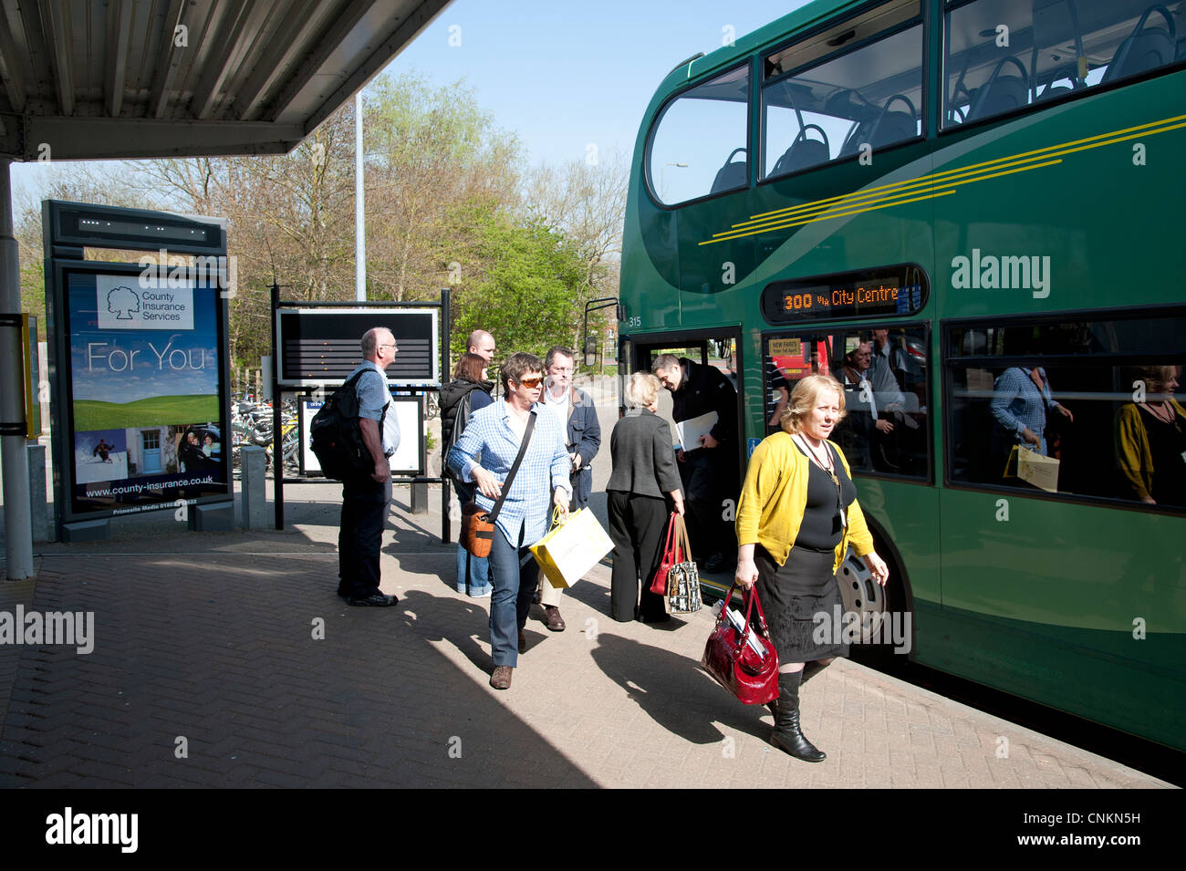 Redbridge Park & Ride Oxford Inghilterra REGNO UNITO passeggeri di un autobus che arrivano al parcheggio auto Foto Stock