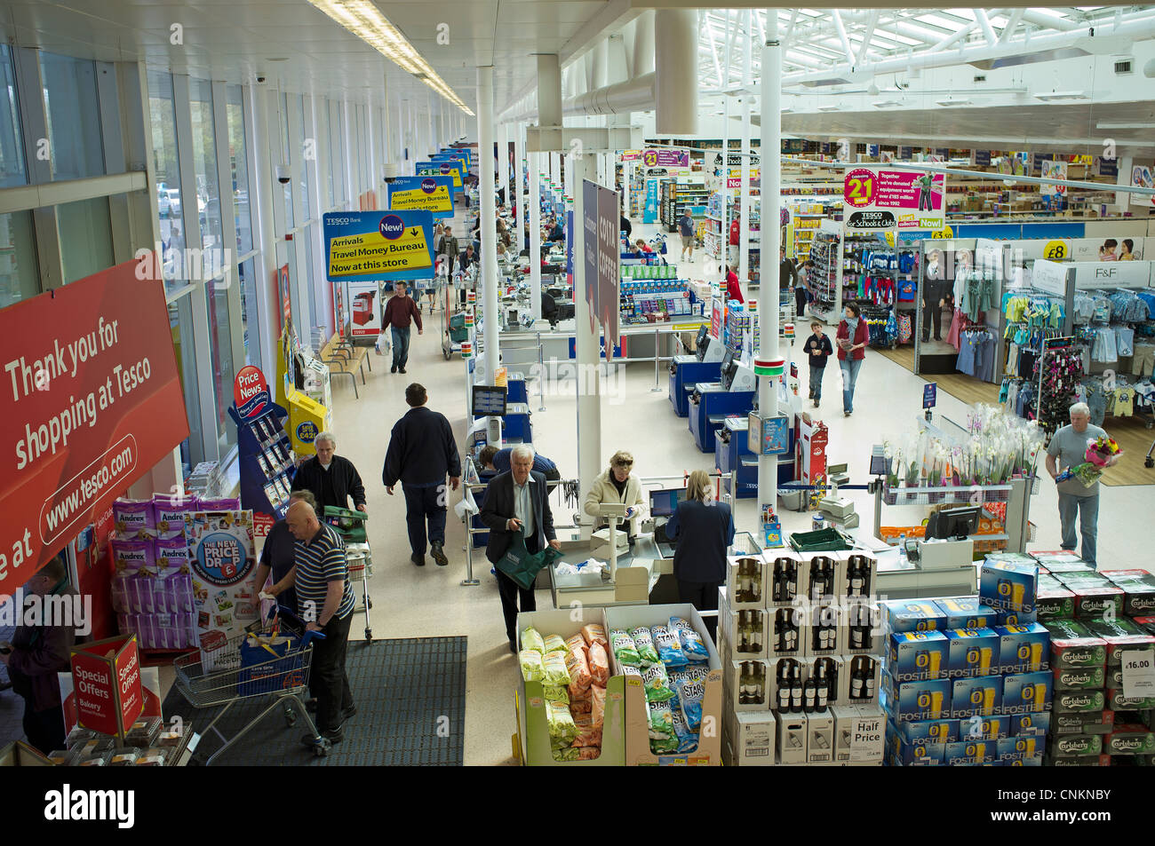 Interno di un negozio Tesco Foto Stock