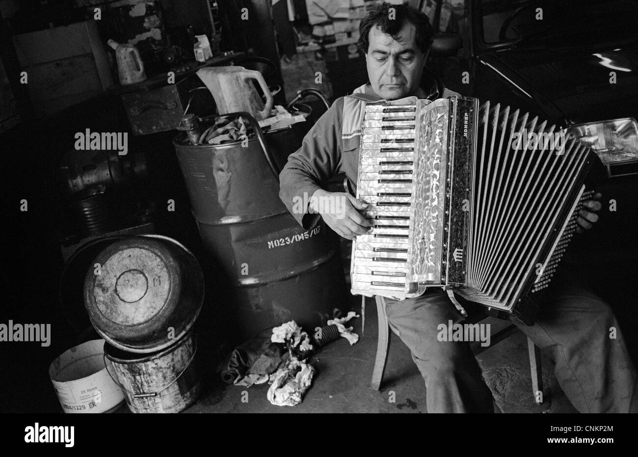 Un meccanico svolge la sua fisarmonica Foto Stock