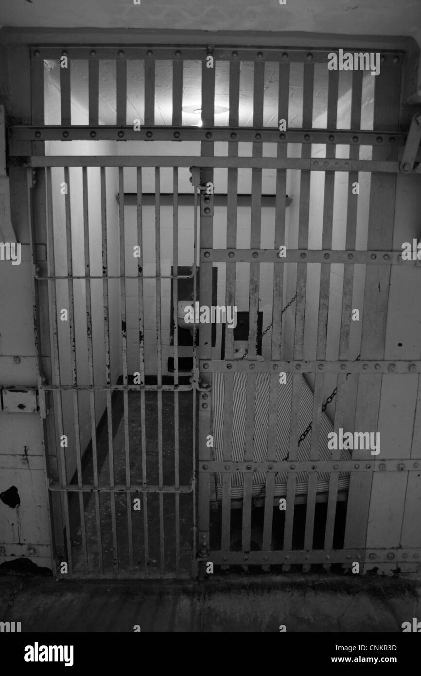 Alcatraz, San Francisco, cella di prigione, letto matrimoniale, camera da letto matrimoniale, lavandino WC, in bianco e nero Foto Stock